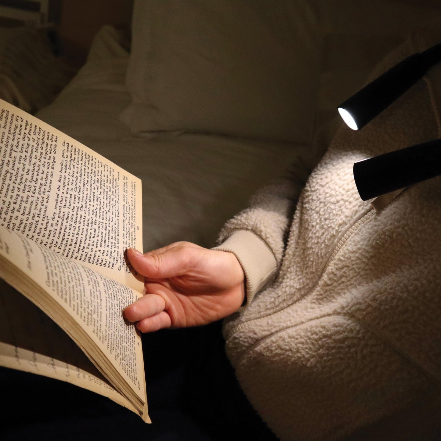 Booklight - Hands - Free by Kikkerland - Gizmo Gifts