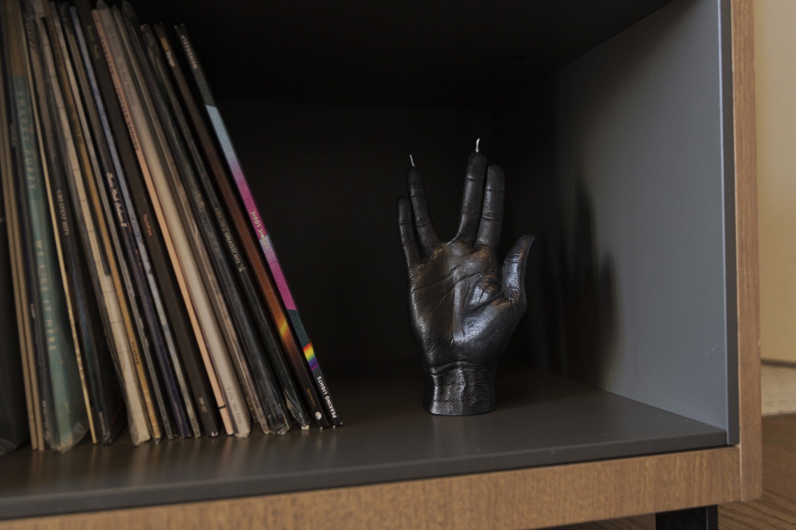 CANDLE HAND Llap gesture black - Gizmo Gifts